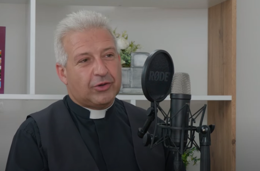 „Nem kinőttem, hanem belenőttem a papságba”: Henczel Szabolcs beledi plébános volt az Időkód podcast vendége